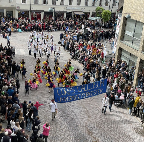 Karnevalister från Lundakarnevalen utanför Botulfstandläkarnas lokaler i centrala Lund