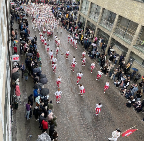 Lundakarnevalen passerar utanför Botulfstandläkarna vid Stortorget i Lund