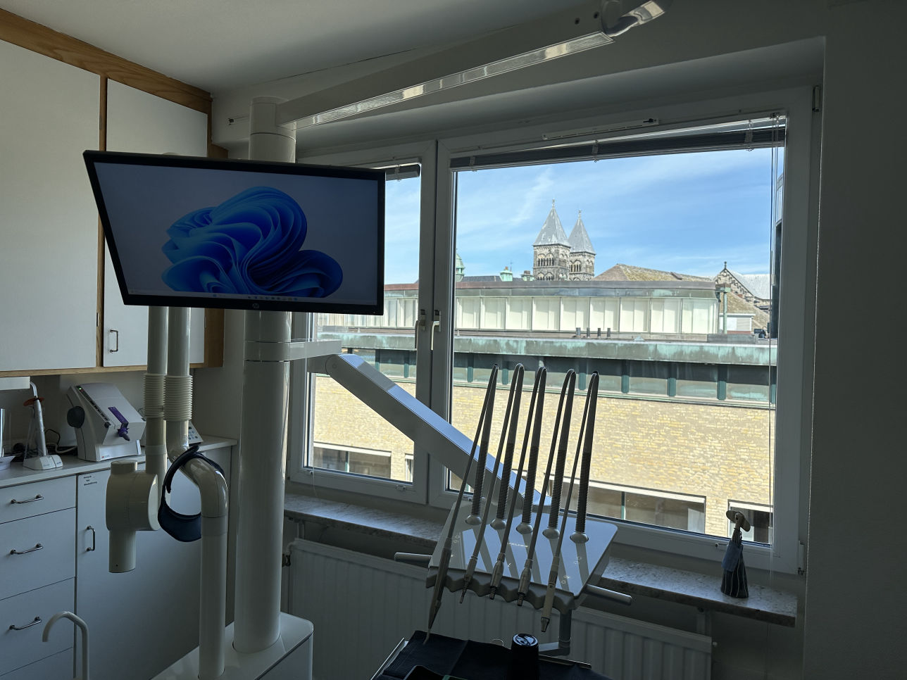 Utsikt mot Lunds domkyrka från Botulfstandläkarnas klinik vid Stortorget i centrala Lund