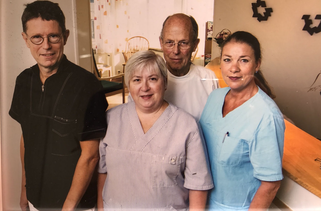 öran Eriksson tillsammans med tandsköterskan Ingrid Rach och tandhygienisten Ann Rosander i receptionen på Botulfstandläkarna i Lund.