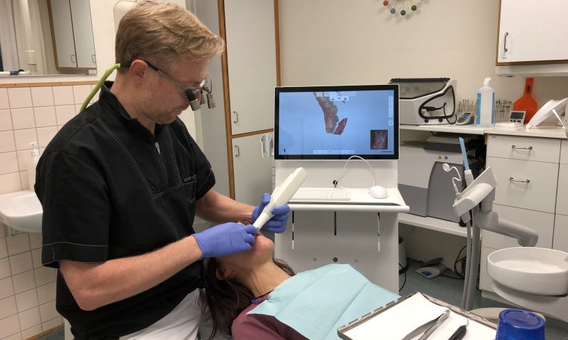 Digital intraoral 3D-skanning av en patient på Botulfstandläkarna i Lund
