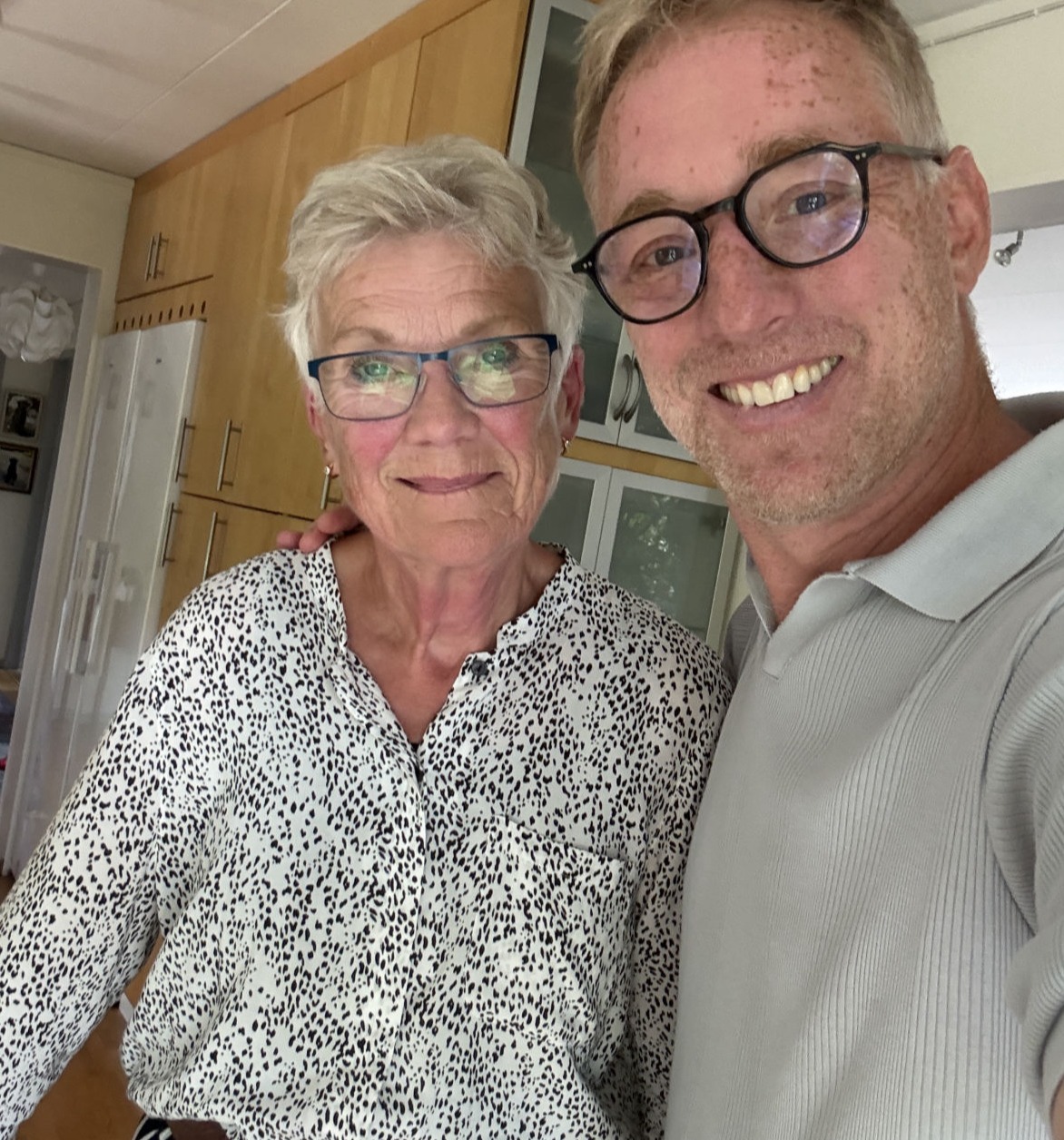 Martin Janda och Wiveka Bergenheim Leander vid arbetet med Botulfstandläkarnas historia