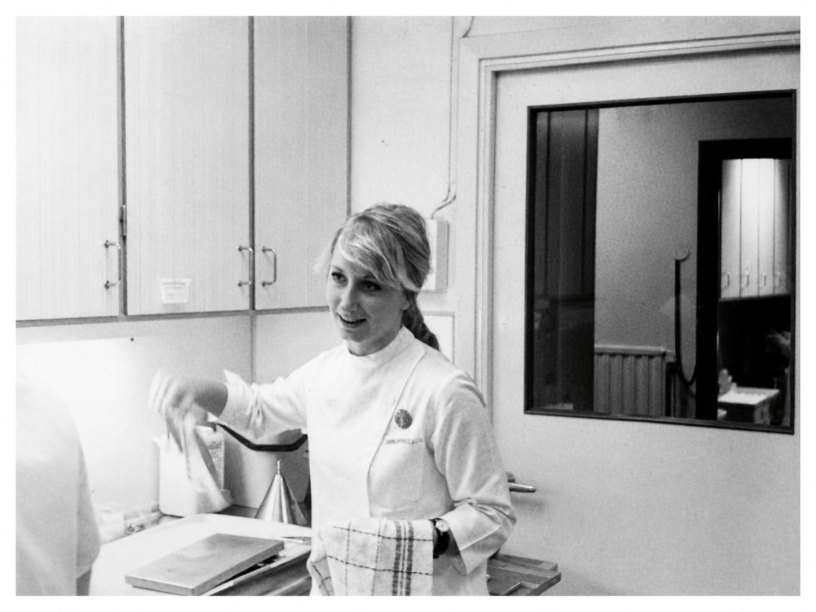 Syster Brigitta arbetar i sterilen på Botulfstandläkarna i Lund