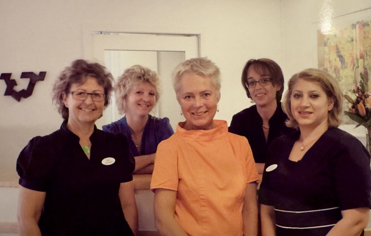 Anne Heggen tillsammans med tandsköterskan Ingrid Rach och tandhygienisten Ann Rosander i receptionen på Botulfstandläkarna i Lund.
